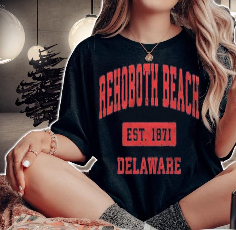 Rehoboth Beach Delaware De Vintage Sports Design Red Design Pullover Shirt t-shirt woman shirt
